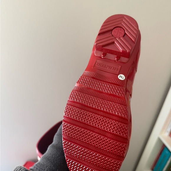 Hunter Glossy Cherry Boots - Picture 2 of 3